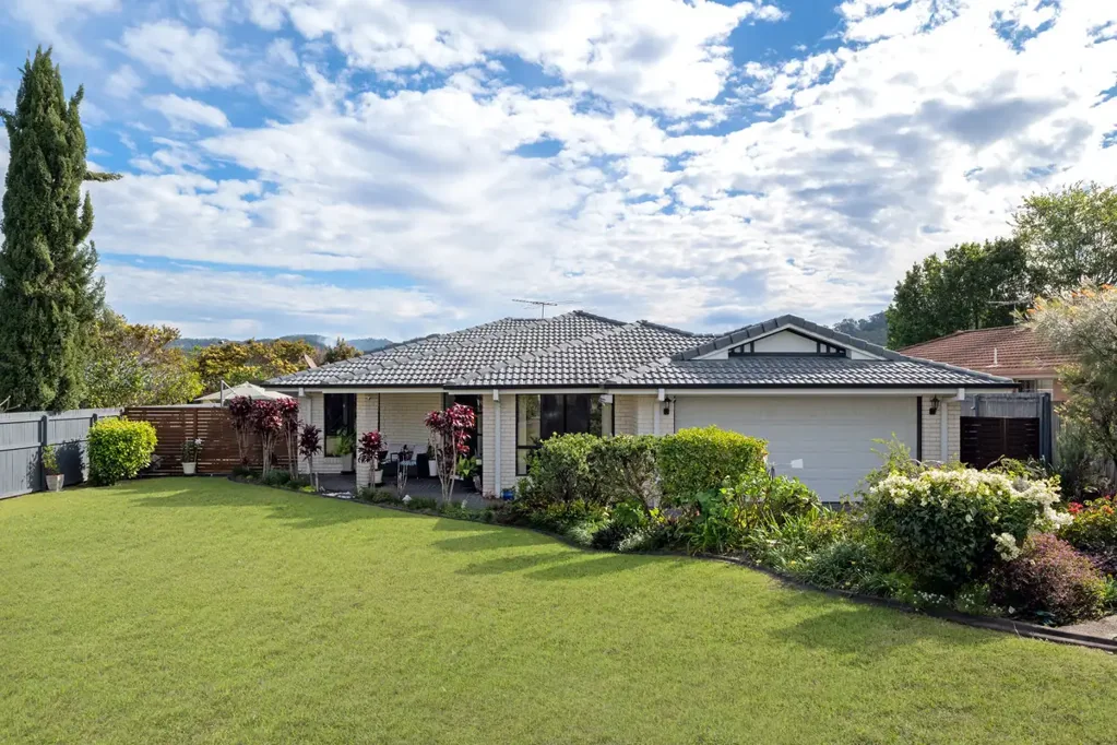 Upper Kedron 4房 宁静私密 769平米全围栏地 壮观后景 三卧书房 双起居区 安全门摄像头 全管道空调 主卧套浴 独立浴缸 双车库 水箱花园棚屋 无缝室内外空间 COME, DISCOVER A SERENE SANCTUARY