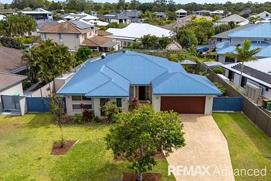 Banksia Beach 4房 852m²宽敞地块 双侧通道便利 四卧主套带WIR 三个生活区 9ft挑高 精装厨房近学校 852m² Block + Dual Side Access – Spacious Family Home