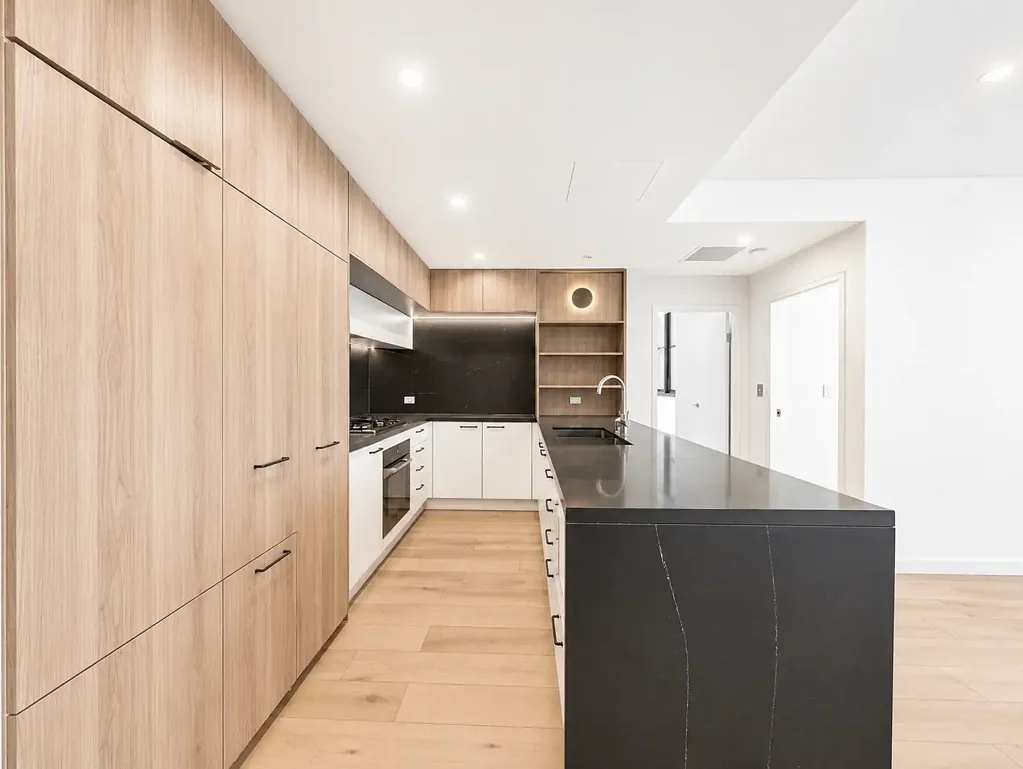 Near New Condition! Top-Class finishing! Executive Lifestyle! Convenient and Private!