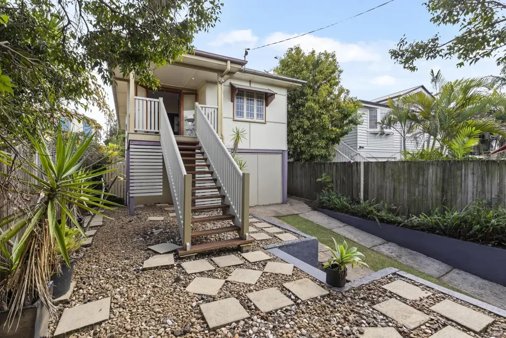 Nundah 2Kwarto Tidy Postwar Home or Future House Block in the Heart of Nundah