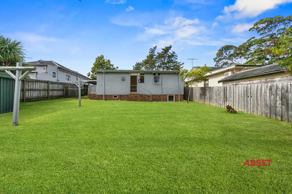 St Ives 2ห้องนอน AFFORDABLE SINGLE LEVEL HOME WITH LUSH LEVEL LAWNS ! EXTEND OR BUILD YOUR DREAM HOME ! LOTS OF POTENTIAL