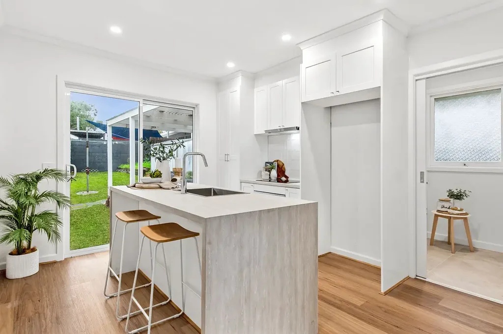 Frankston 3房 Frankston宁静角落 604sqm宽幅地块 现代升级住宅 采光充足起居空间 翻新厨房无缝连接户外 宽敞后院双车库 繁华生活便利近邻 Family Comfort, Modern Updates & Space to Grow