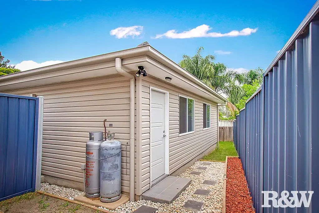 GOOD SIZE GRANNY FLAT