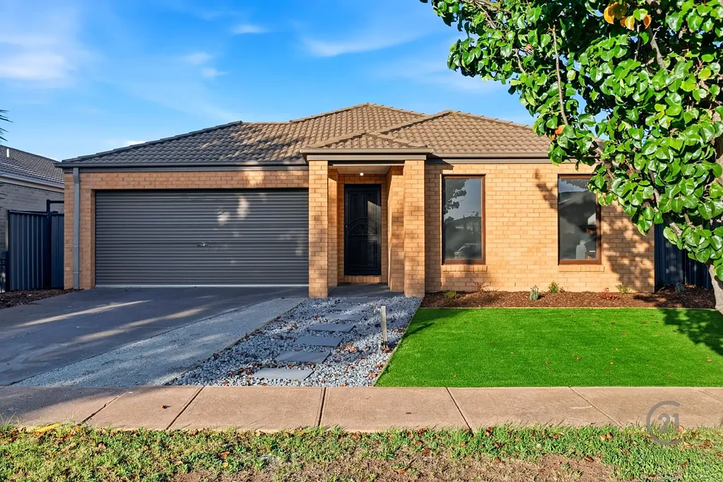 Point Cook 4 Bedroom Modern Family Living in Prime Location