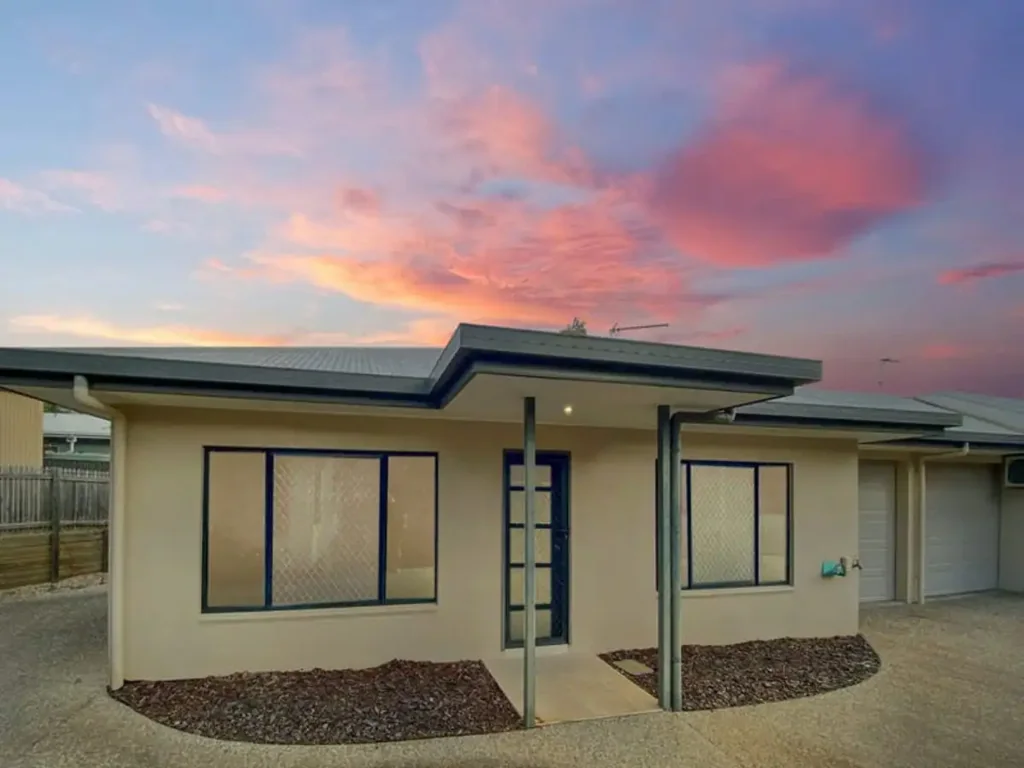 This Modern unit conveniently located close to town