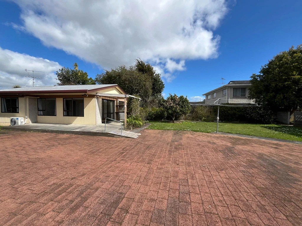 Secure & Modern Living with Double Garage – 95...
