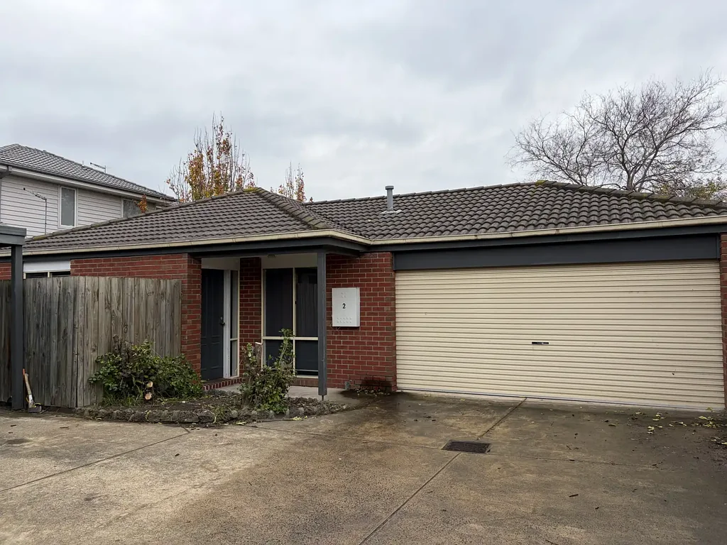 MODERN SINGLE LEVEL 3-BEDROOM RESIDENCE IN A TOP LOCATION