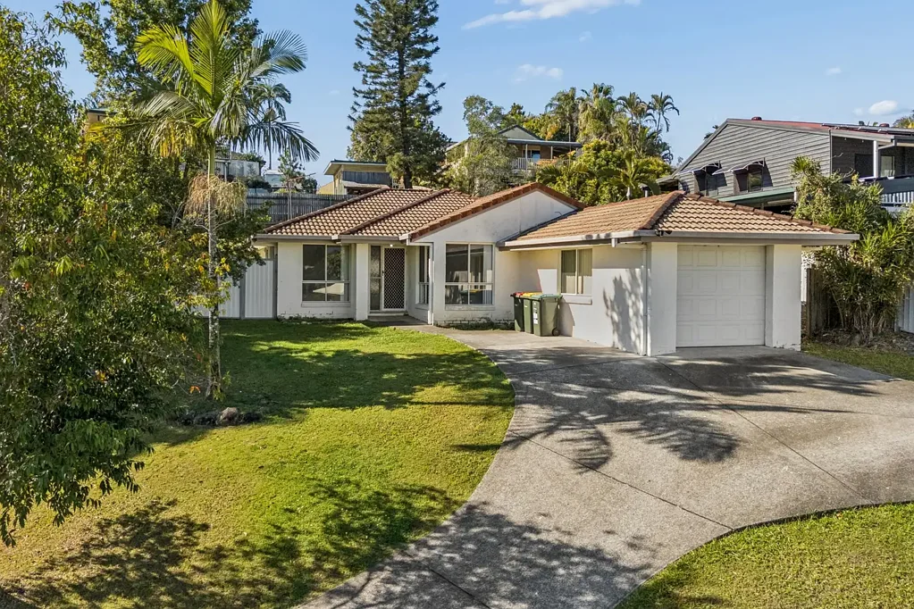 Oxenford 3房  Elevated Family Home on 716m² - Space, Views & Potential in Oxenford