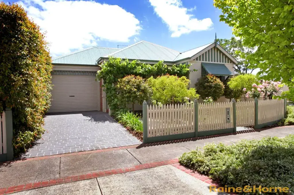 BEAUTIFULLY PRESENTED 3 BEDROOM COTTAGE