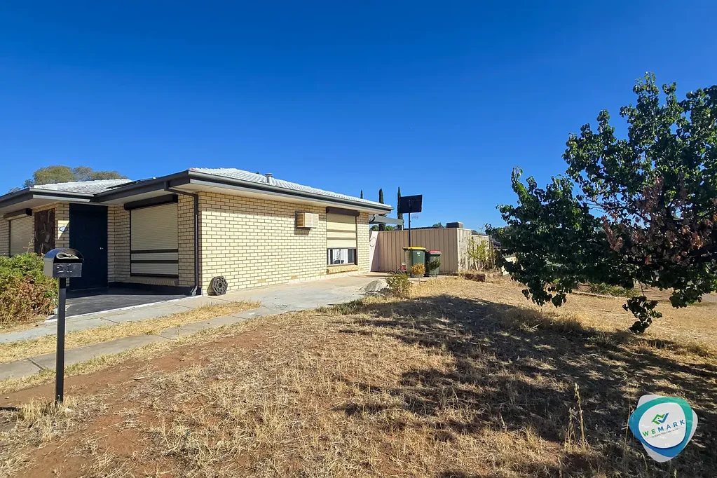 Spacious & Stylish Family Home in Gulfview Heights!
