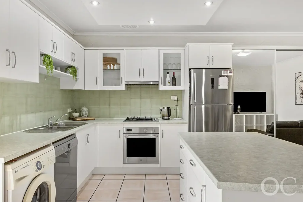 Glenelg 3ਬੈੱਡਰੂਮ Open the Door to Top-Floor Coastal Living