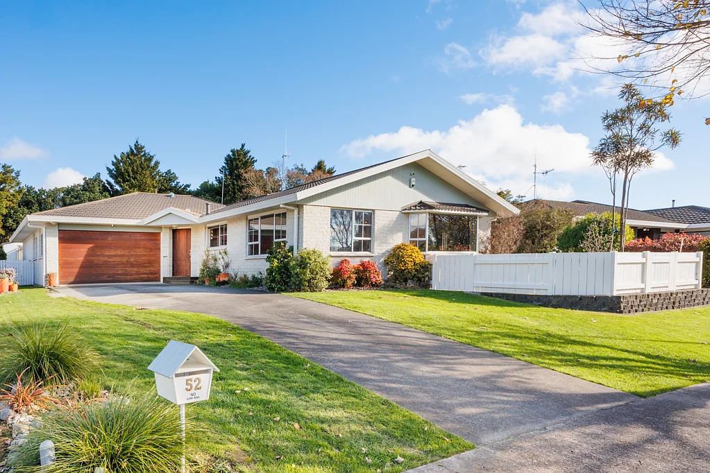 Awapuni 4 Bedroom Immaculate, Space & Garaging Galore