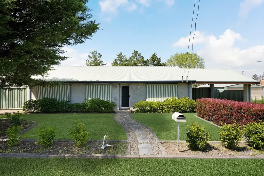 Tahmoor 4غرفة نوم Dual Dwelling Renovator's Dream with R3 Zoning & Income Potential