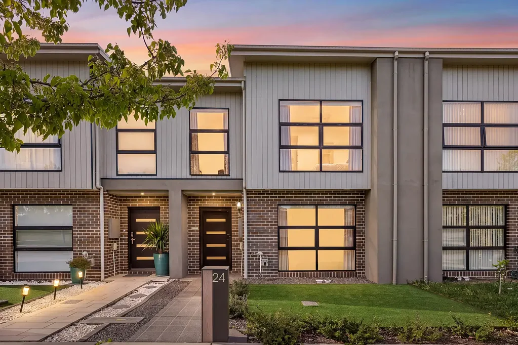 Throsby 4Phòng ngủ Modern Finishes and Generous Space on a Peaceful Street