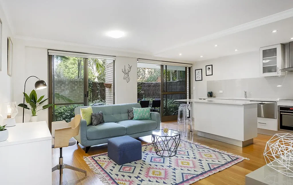 Ultra Convenient Apartment with Courtyard