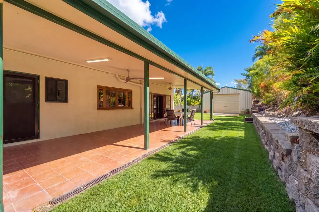Mooroobool 4Habitaciones Elevated, Private Family Living with Exceptional Shed Space