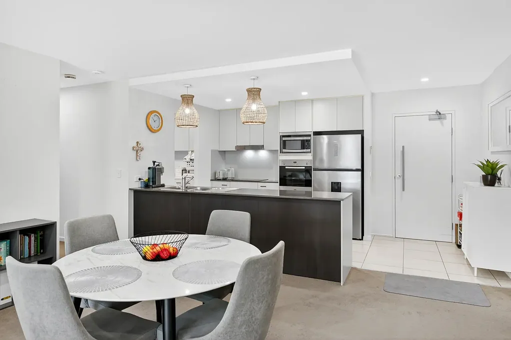 Hope Island 3房  Beautiful 2-3 Bedroom apartment with 2 car parking!