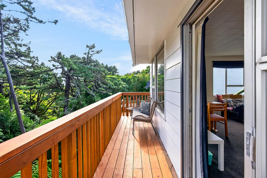 Paparangi 2房  8 Cyril Way - Your First Step or Smart Next Move