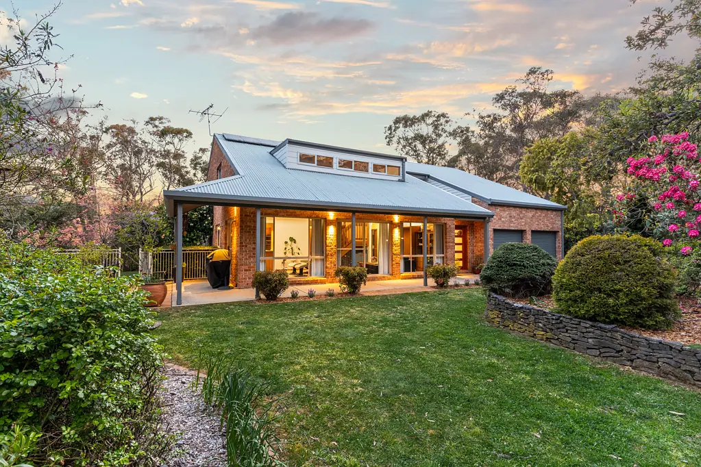 Wentworth Falls 5房 悬崖全景 占地一英亩 成熟冷气候花园 舒适sophistication 地板采暖 慢燃砖壁炉 双空调 主卧室阳台 私人阳台 宽敞住宅 被动式太阳能设计 北向屋顶太阳能电池板 内部工作室 存储解决方案 花园棚屋 精心策划成熟花园 Sorenson-style花园墙壁 安全围栏 后院 家庭娱乐理想之地 交通便利 著名住宅区 充足水源 喷灌系统 邀请式入口 乡村风格厨房 Blanco电器 下层浴室翻新 地板采暖 上层浴室浴缸 所有卧室内置衣柜 大型洗衣房 景观 上层生活空间阳台 花园/山谷景观 冷气候成熟花园  'Elvina'