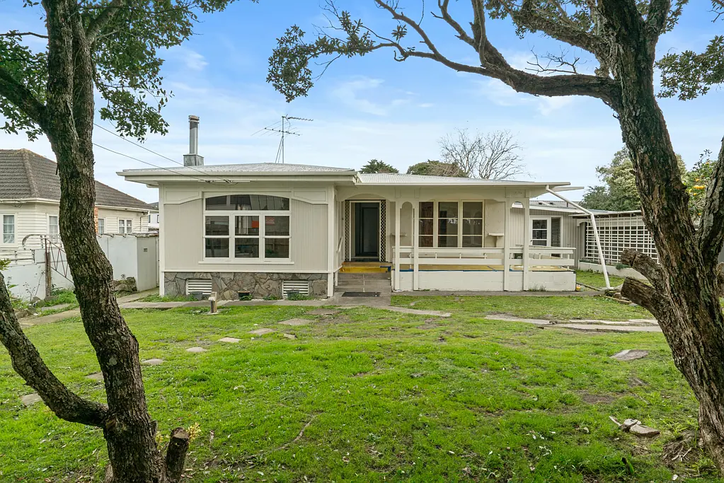 Manurewa 2Phòng ngủ Renovator's Dream - Endless Potential!