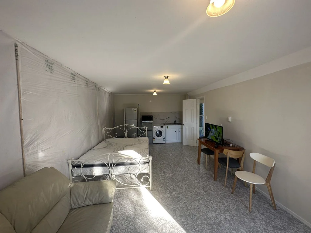 Self-contained One Bedroom, One Bathroom with Private Entrance at 25 Ellice Road, Totara Vale