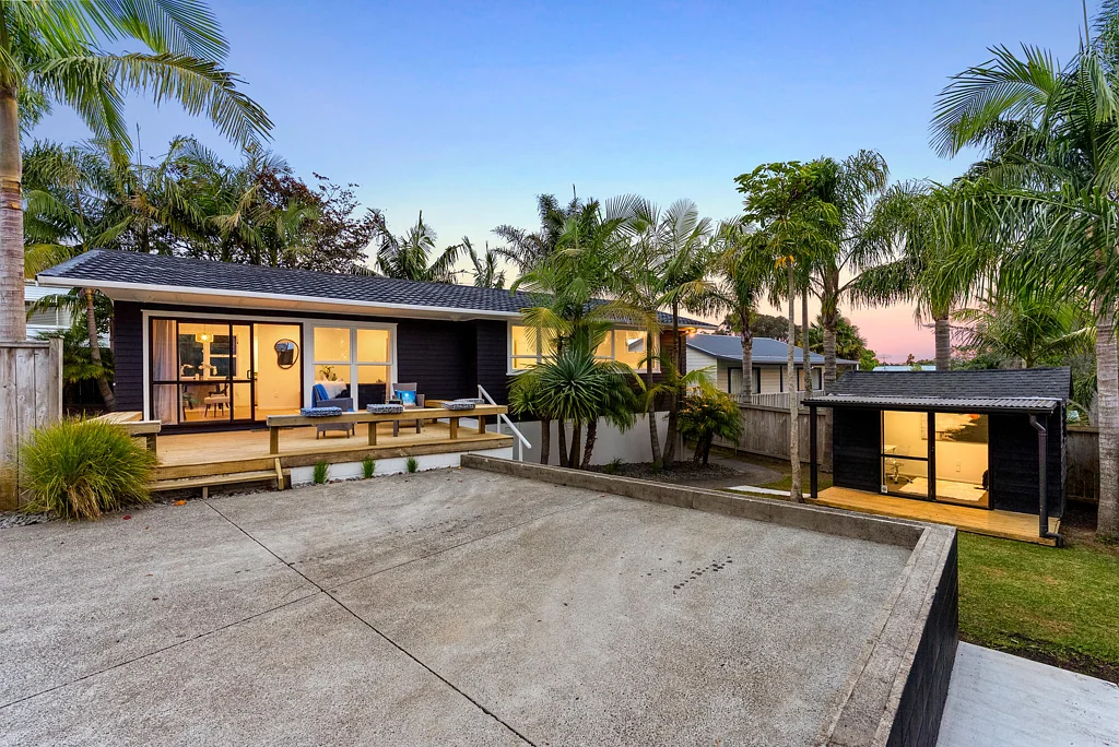 21 Lantana Road, Green Bay, Waitakere City, Auckland