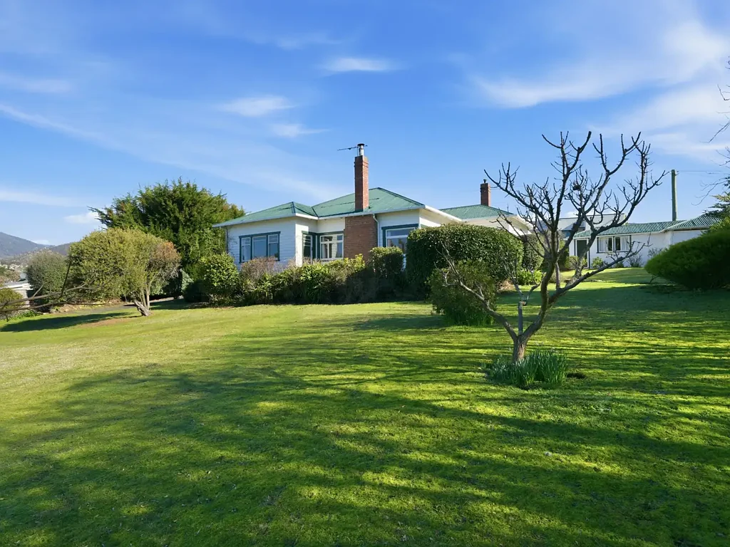 Claremont 3房  Circa 1930’s Gem with a Virtual Waterfront Position