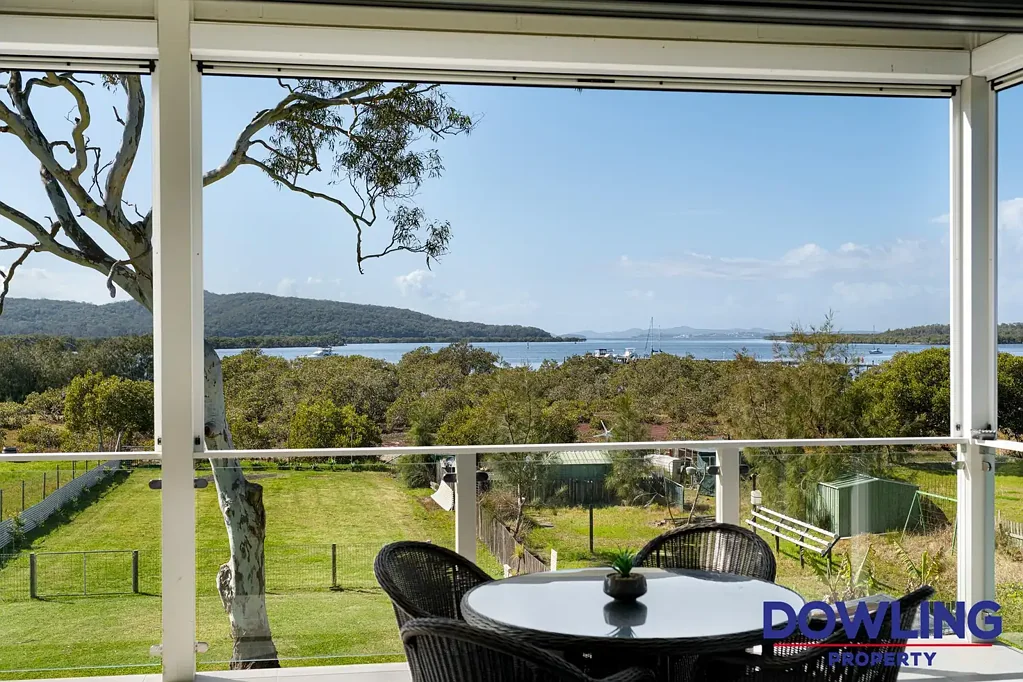 Karuah 7房  A rare dual occupancy opportunity in Karuah, offering versatile living and unmistaken water views!