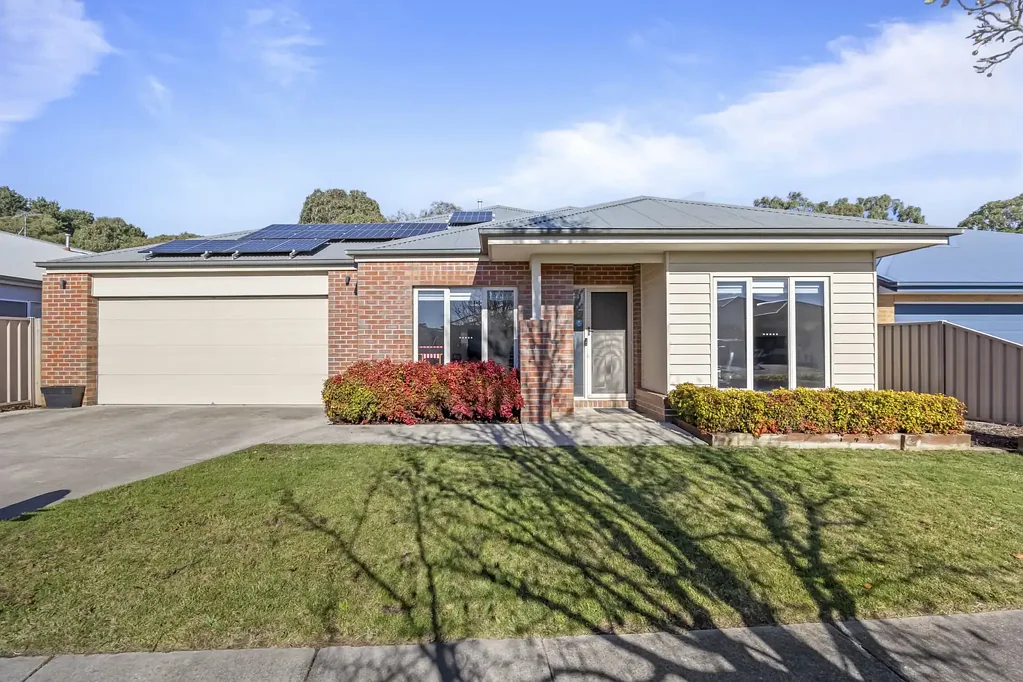 Ballan 3房  Quality Metricon Family Home with Exceptional Shedding, Solar & Family Living