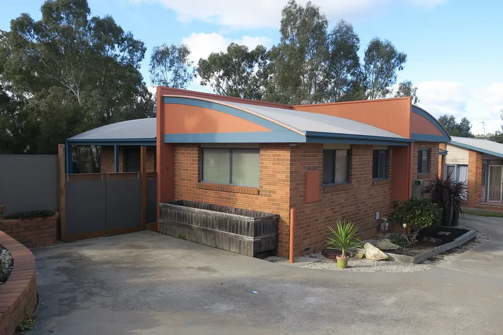 LOW-MAINTENANCE TWO-BEDROOM UNIT IN GOLDEN SQUARE
