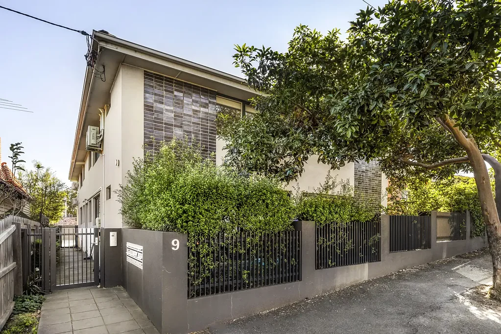 Brunswick West 2房 精品综合体 私密位置 低维护生活 自然光充沛 室内外连接 现代装修 便捷北部市区 光线充足 开放式空间 时尚厨房 高品质电器 宁静庭院 步行商圈 交通便捷 活力生活 Effortless Indoor-Outdoor Living