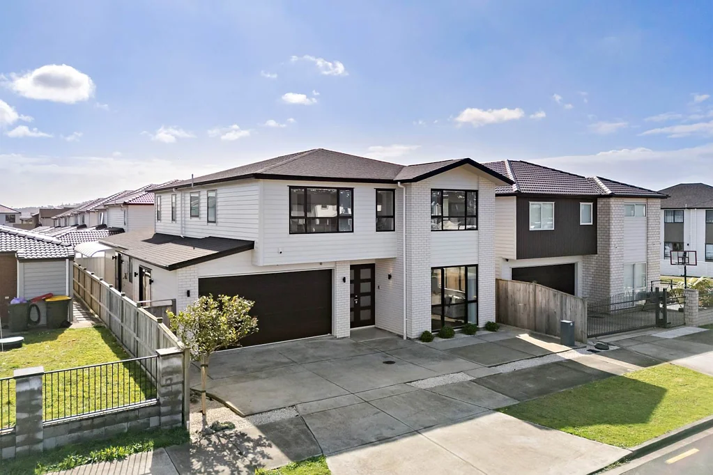 Flat Bush 6房 业主迁居海外，急售！带顶凉亭，优质学区，兼具舒适、灵活性与投资潜力！ Vendor Relocating Overseas – Urgent Sale!