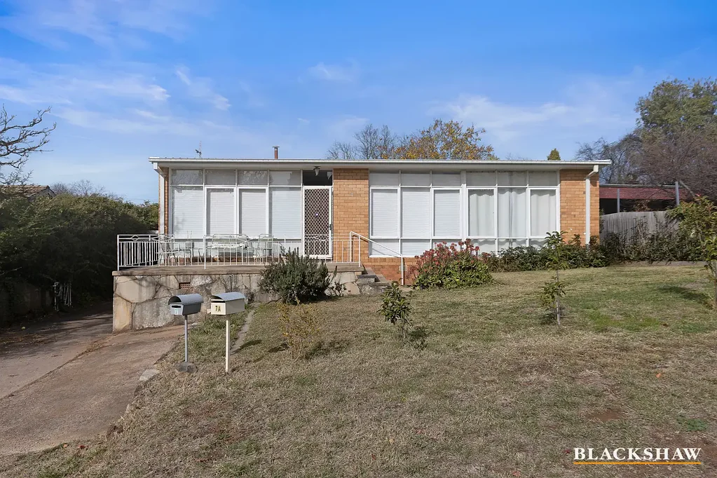 Narrabundah 3침실 Make your own history at this versatile 1960s property