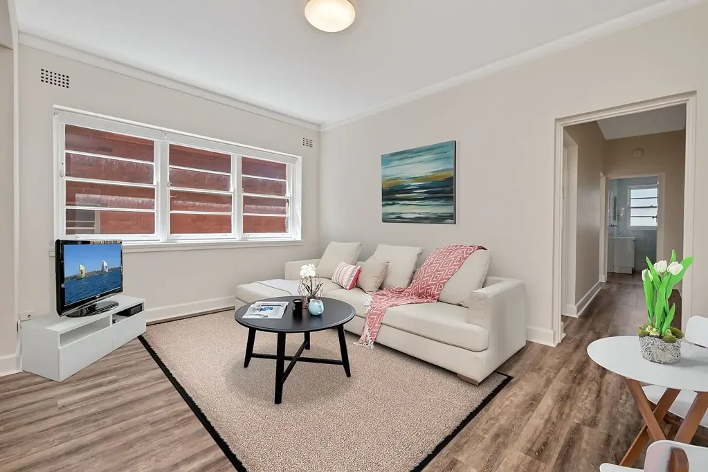 Fully renovated 2  bedroom unit with study/sunroom within 5 minutes walk to Woollahra village