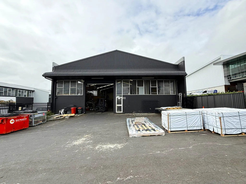 Avondale HIGH-PROFILE INDUSTRIAL FACILITY WITH HIGH STUD