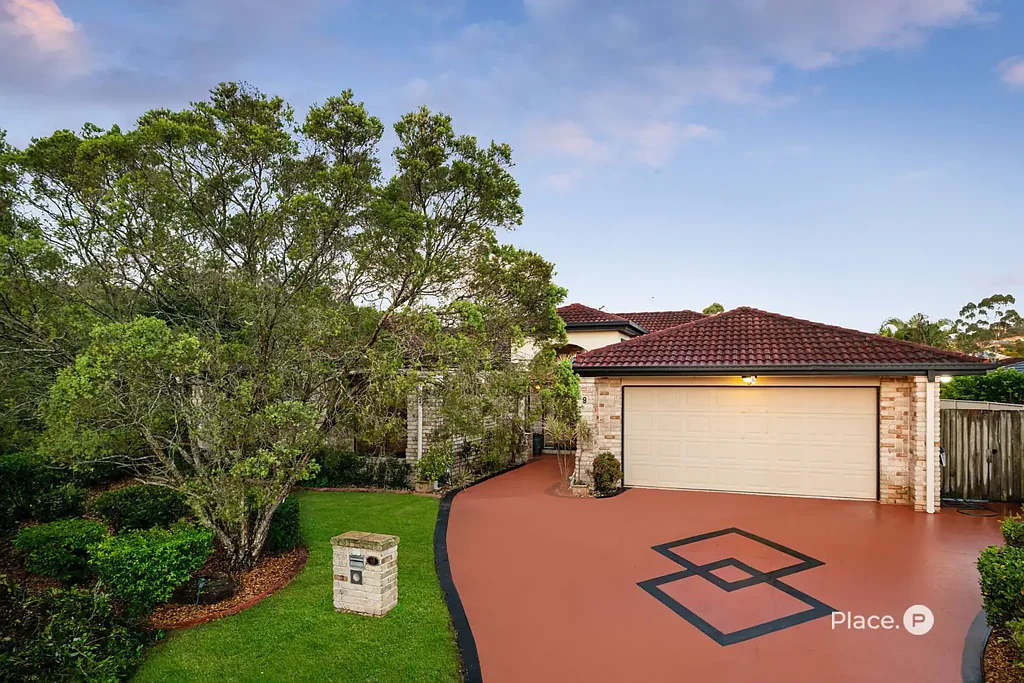 Carindale 4房 眺望Belmont Hills Reserve 精心设计布局 优质地理位置 单层居住便利 近Pacific Golf Club 近Gateway Motorway 经典砖砌外观 成熟前花园 抬高地势 开放式起居用餐区 优质电器 全围栏草地后院 主卧带独立卫浴步入式衣帽间 美丽花园景色 设备齐全主浴室 双车库内部洗衣房 西field Carindale近邻 Superb four-bedroom lowset in quiet cul-de-sac