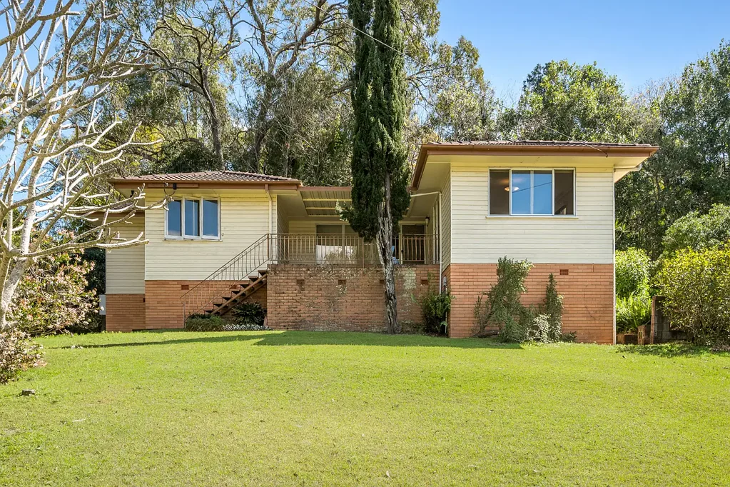 Indooroopilly 3ਬੈੱਡਰੂਮ Untouched Postwar Gem on Large Elevated Block