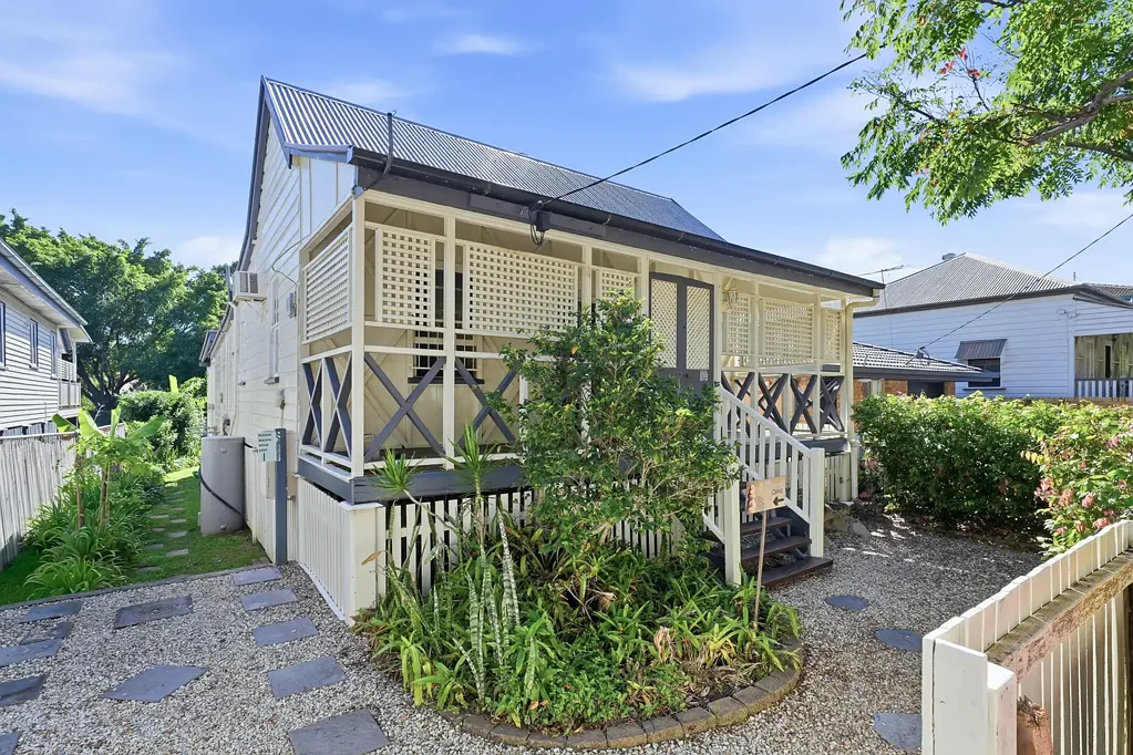 Nundah 3房 殖民风格建筑 556sqm地块 高3.3米吊顶 自然采光充足 交叉通风 4x7m遮盖露台 独立多功能结构 太阳能系统 近Nundah Village It's not just a Home, It's a piece of Living History!