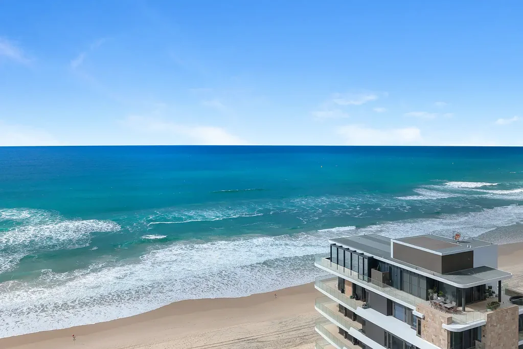 Main Beach 3Zimmer Must Inspect – Exceptional Near-New Beachside Apartment with Sweeping Coastal Views