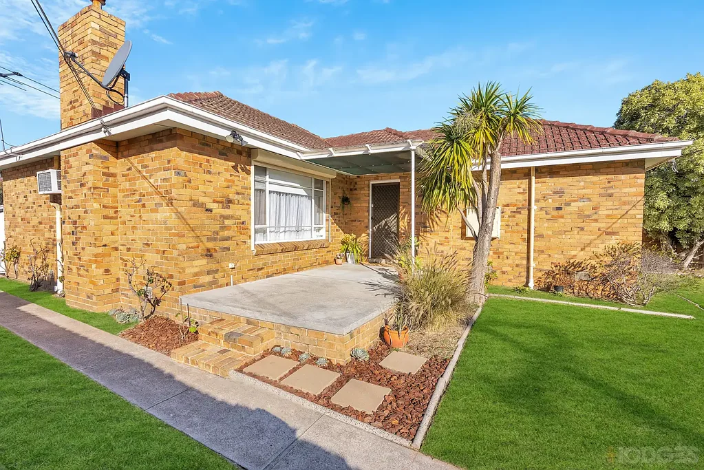 Moorabbin 4房 宽敞前厅接厨房 580sqm占地多选择 安全户外空间大 三卧带储物储藏 室内高顶储物足 位置优越近餐饮 公交超市高尔夫 划片优质学校群 海滩仅15分钟 CALLING FAMILIES AND INVESTORS