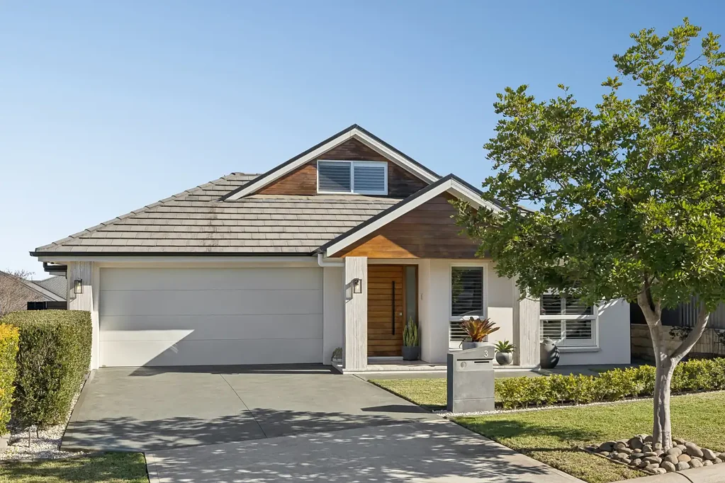 Oran Park 5 Slaapkamer Custom-Built Tri-Level Luxury with Five Complete Bathrooms
