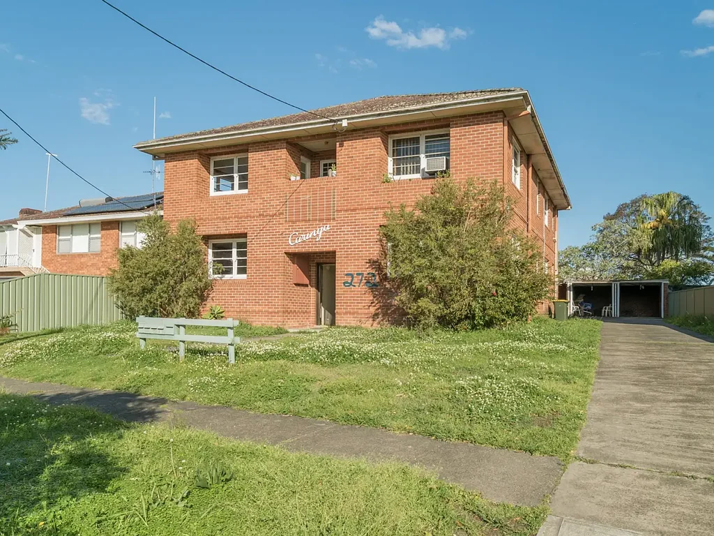 Tidy Upstairs Unit Near CBD