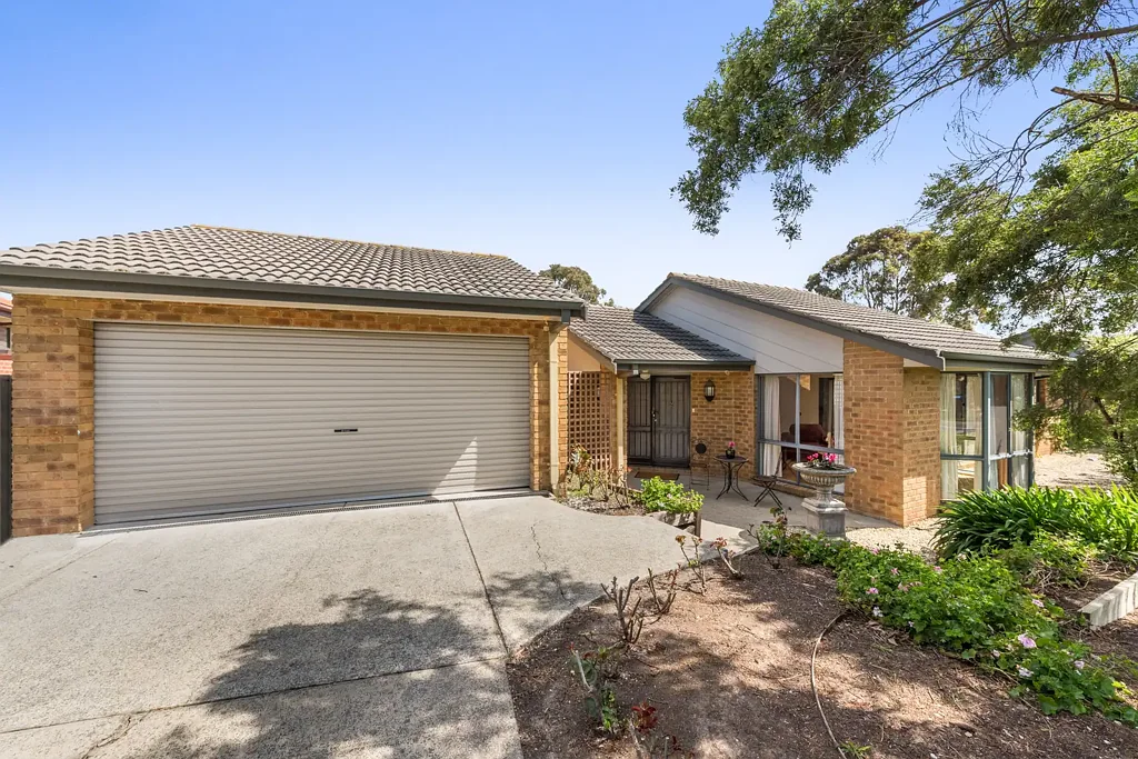 Rowville 3房 明亮宽敞，落地玻璃窗 厨房石英石台面，Westinghouse电器 后院巨大带顶棚露台 卧室带衣柜，主卧带卫生间 中央浴室，中央空调 双车库，靠近学校商店公交 Large & Open Providing Plenty of Family Space!