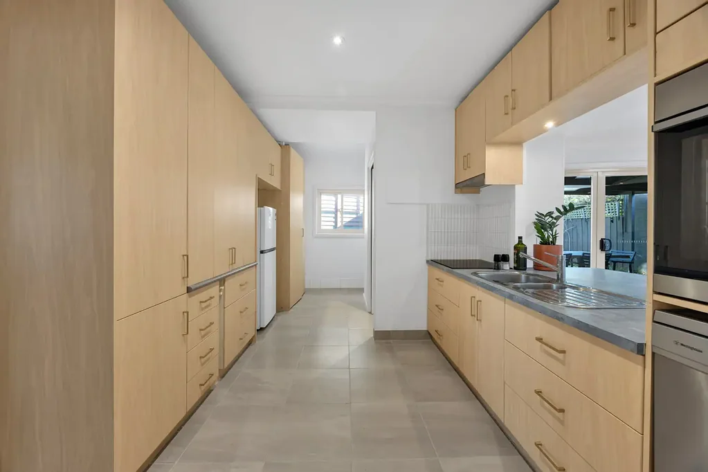 Elsternwick 4Moenga Location! Location! Location!