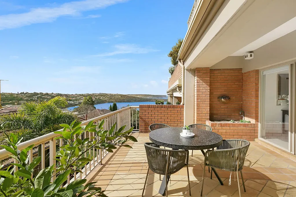 SPACIOUS APARTMENT WITH PRIVATE SWIMMING POOL