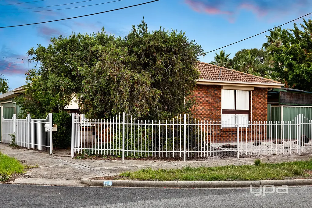 Albanvale 3房 Brimbank中心地 近学校公园 双车库宽敞后院 原始木厨 宽敞卧室 卷帘窗安全 Walk to Everything. Live with Space. Invest with Confidence.