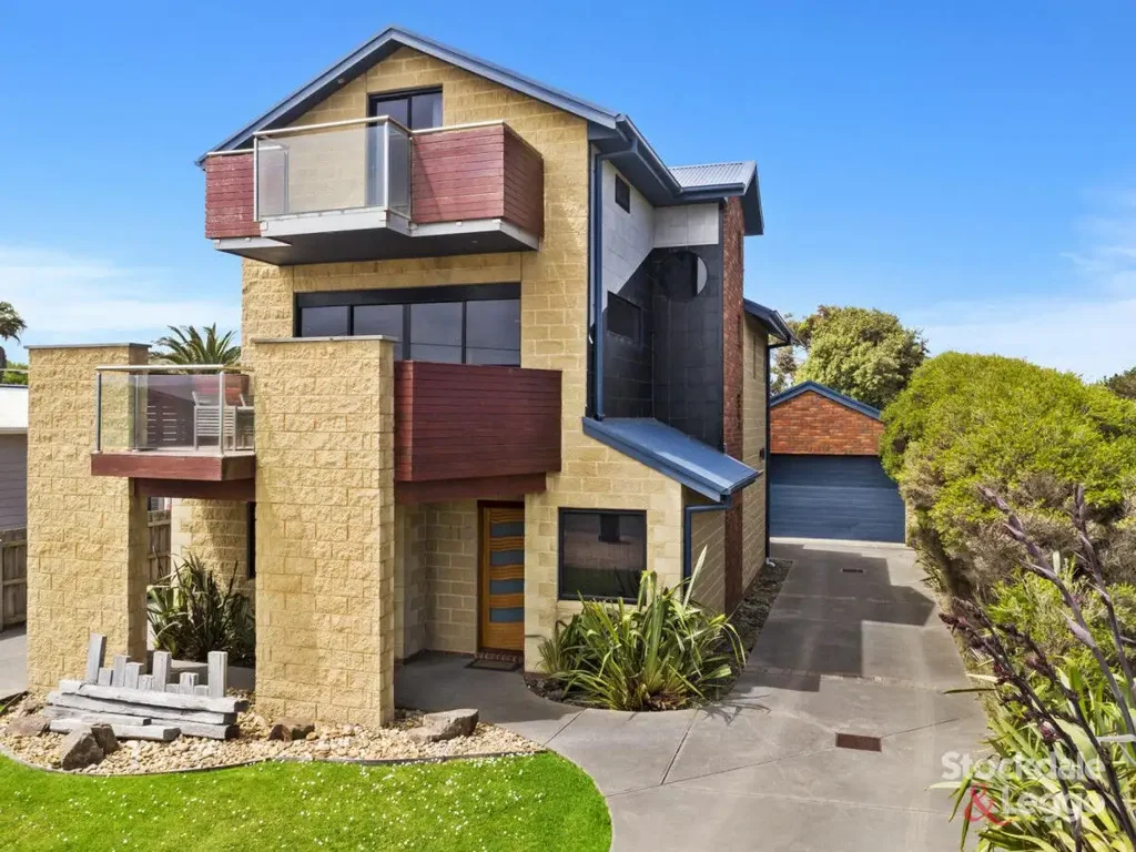 Fully furnished 3 level home!