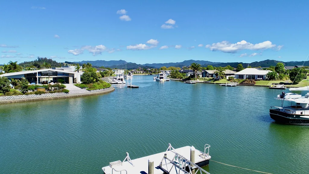 Whitianga 4ਬੈੱਡਰੂਮ Canal Front Elegance at 19 Aquila Drive
