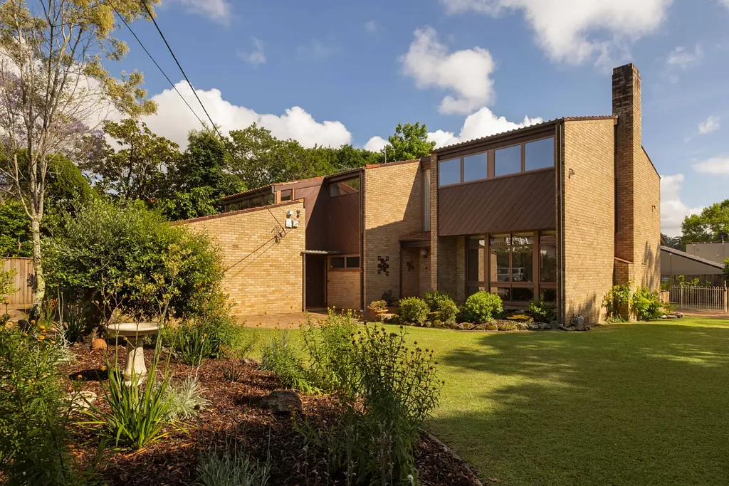 Warrawee 5房 中世纪杰作 1220平米地块 温馨木饰面 多个生活区 私密泳池花园 靠近名校车站 Mid-Century Elegance in Warrawee's Finest Street