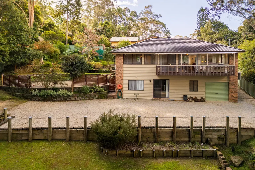 Springwood 4房 坐拥丛林景观的家庭生活，兼具灵活的多代同堂居住魅力 Family Living with Bushland Views and Flexible Multi-Generational Appeal